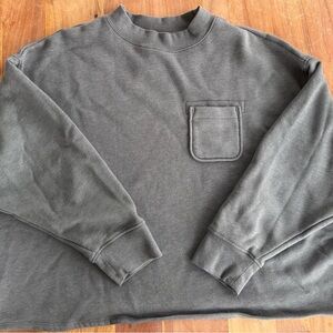 Cropped Gray Crewneck Sweatshirt with Pocket
